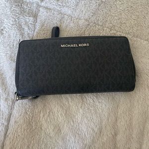 Wristlet wallet